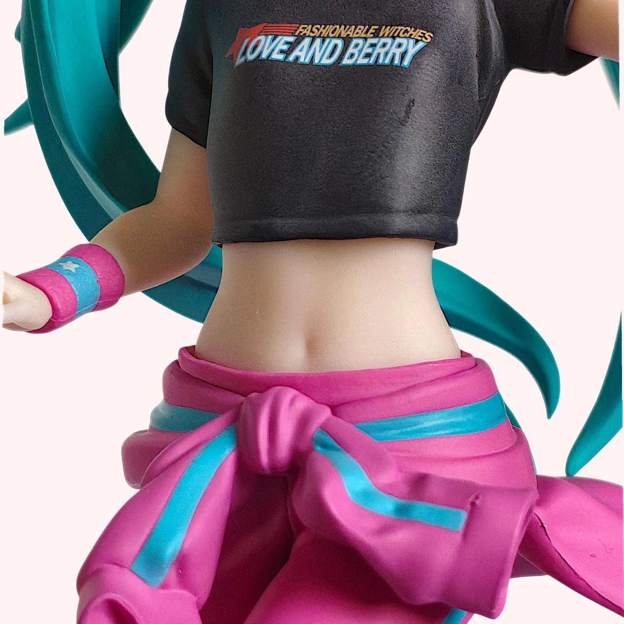 Figurita Hatsune Miku x Love and Berry – Vestido Berry Ver – Escritorio x Decorar – photo 8